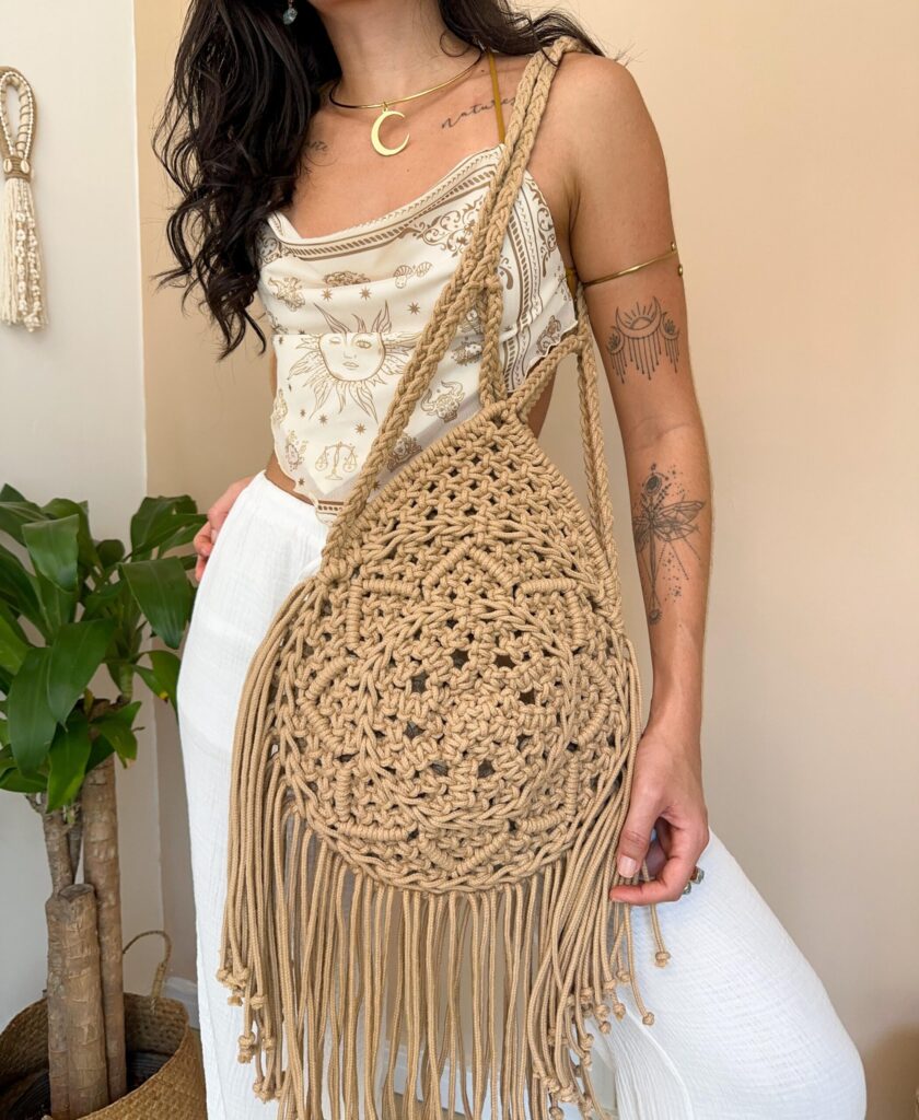 Uma semana de descobertas, a criação da primeira bolsa de macramê e o encanto da Bag Aura. Veja como o workshop com Thamiris Nunes transformou artesãs e marcou a abertura do Curso de Bolsas Macramar.